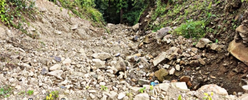 पहिरो खसेर सडकखण्ड दुईतर्फी अवरुद्ध