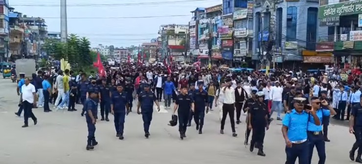 कार्यालयमा प्रदर्शनकारीले तोडफोड र आगजनी गरेपछि इटहरी उपमहानगरपालिकामा कर्फ्यु आदेश जारी