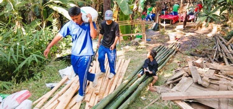 साधुटारमा विद्यार्थीद्वारा घर पुनर्निर्माणमा सहयोग साधुटारमा विद्यार्थीद्वारा घर पुनर्निर्माणमा सहयोग